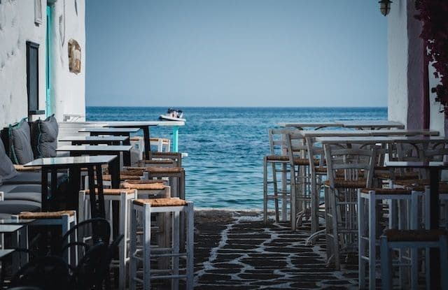 Imagen de sillas frente al mar en la costa de Paros.