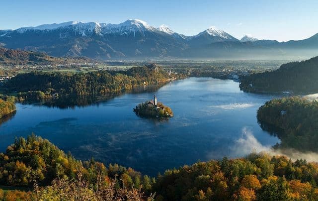 Lago Bled con paisaje de montaña