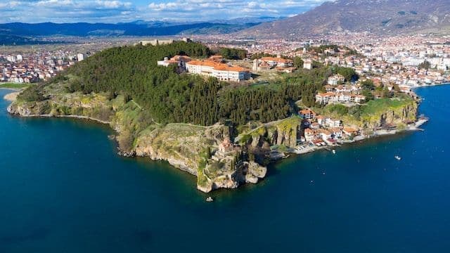 Imagen de lago, montaña y ciudad de Ohrid
