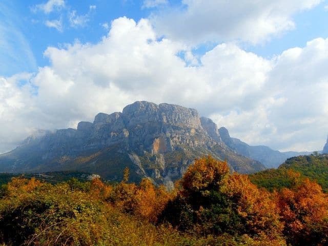 Foto de paisaje de montaña y árboles en Zagori.