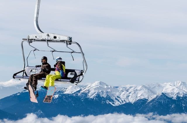 Foto de silla de elevación y esquí en montaña