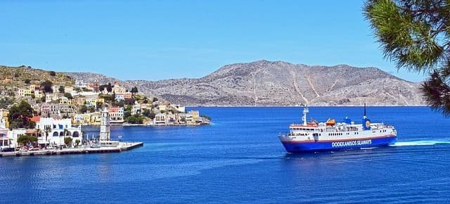 Foto de ferry llegando a Symi