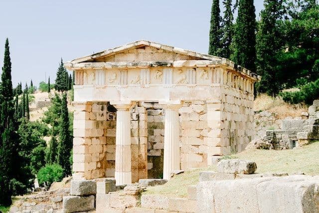Foto de edificación griega en Delphi